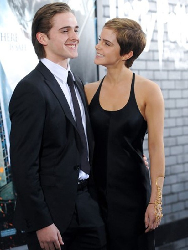 
	
	Emma Watson và em trai Alex.